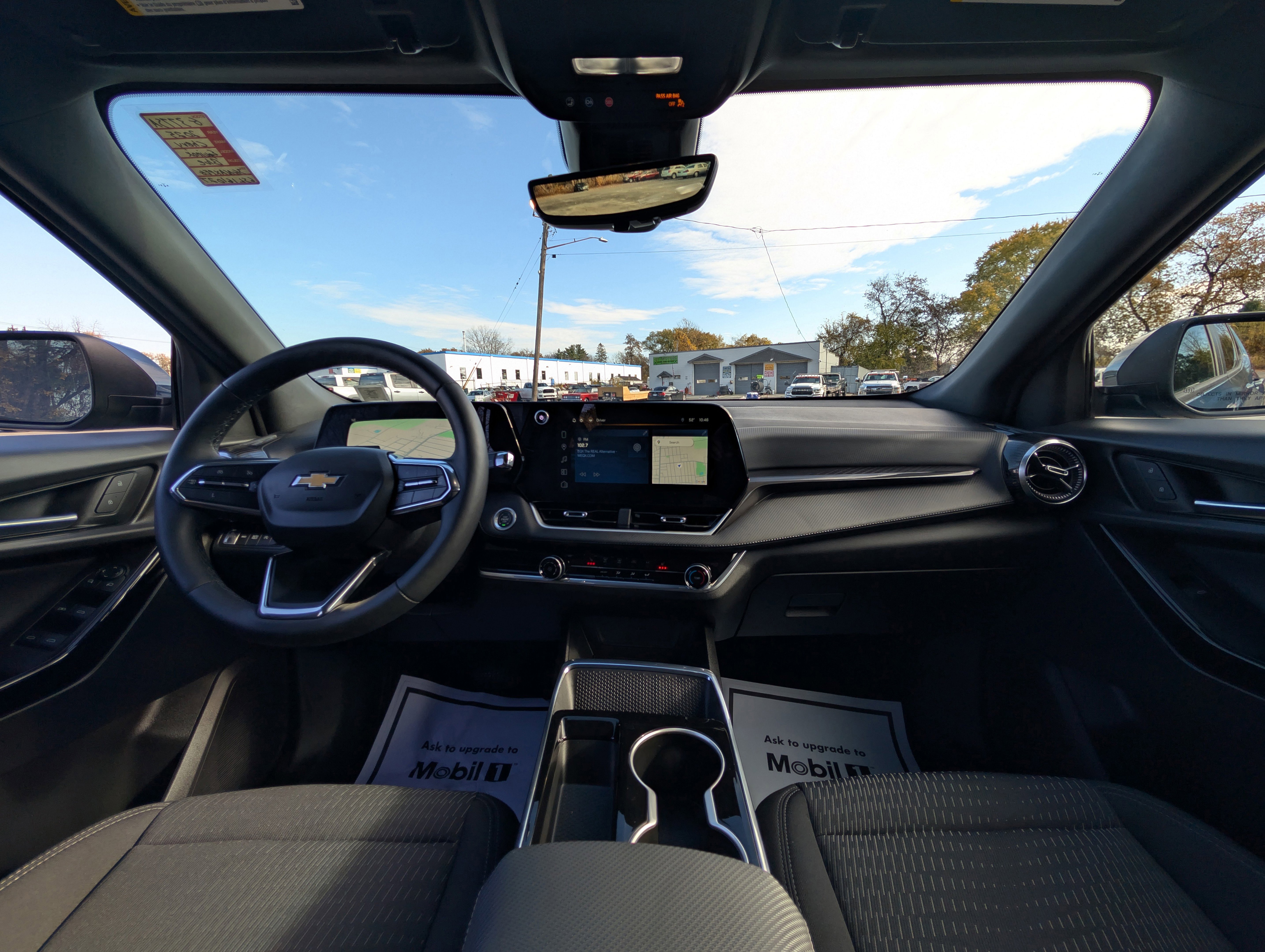 Used 2025 Chevrolet Equinox LT w/ Safety and Technology Package image 2