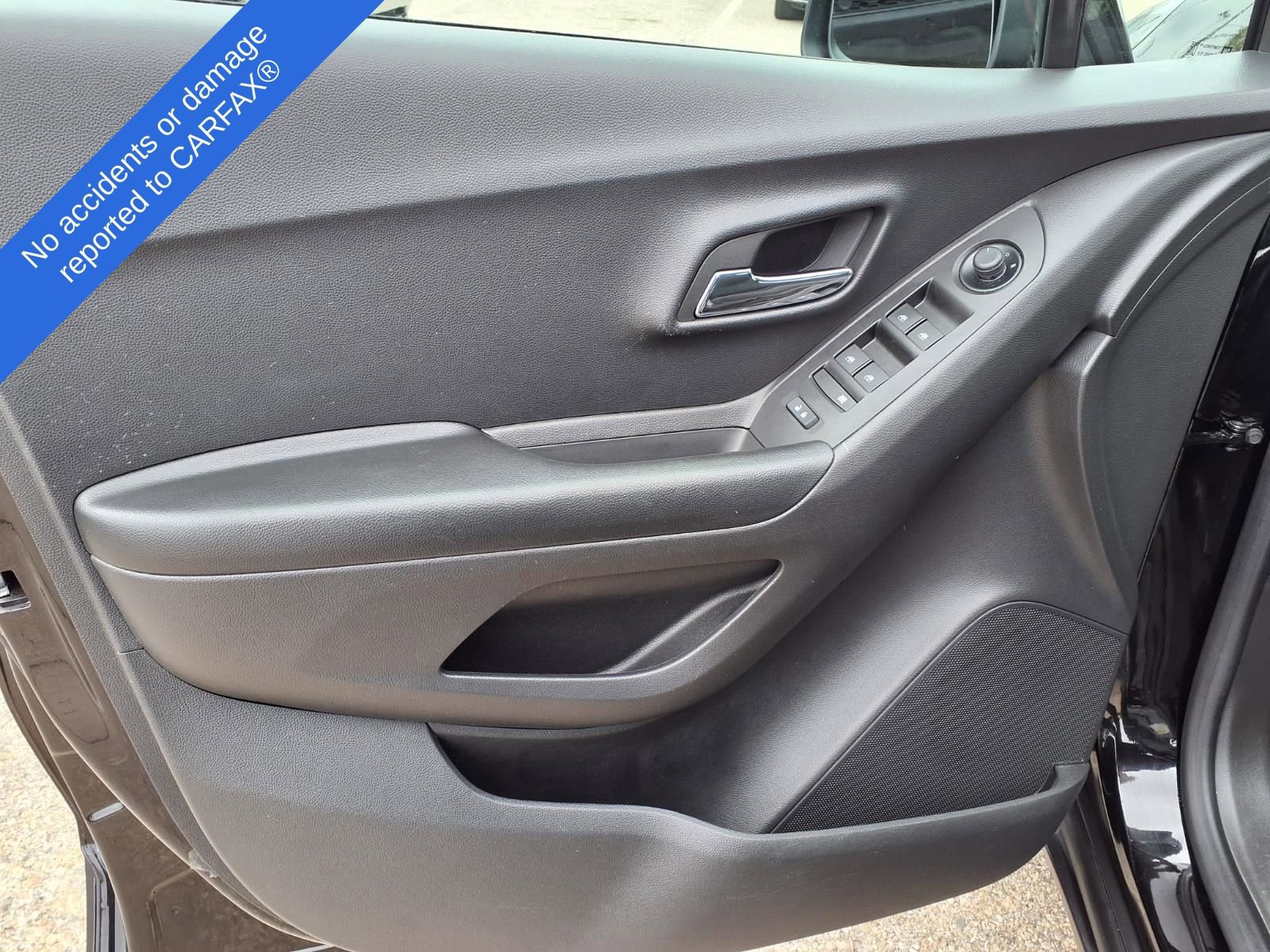 Used 2022 Chevrolet Trax LS w/ Tint and Cruise Package AWD/4WD image 14