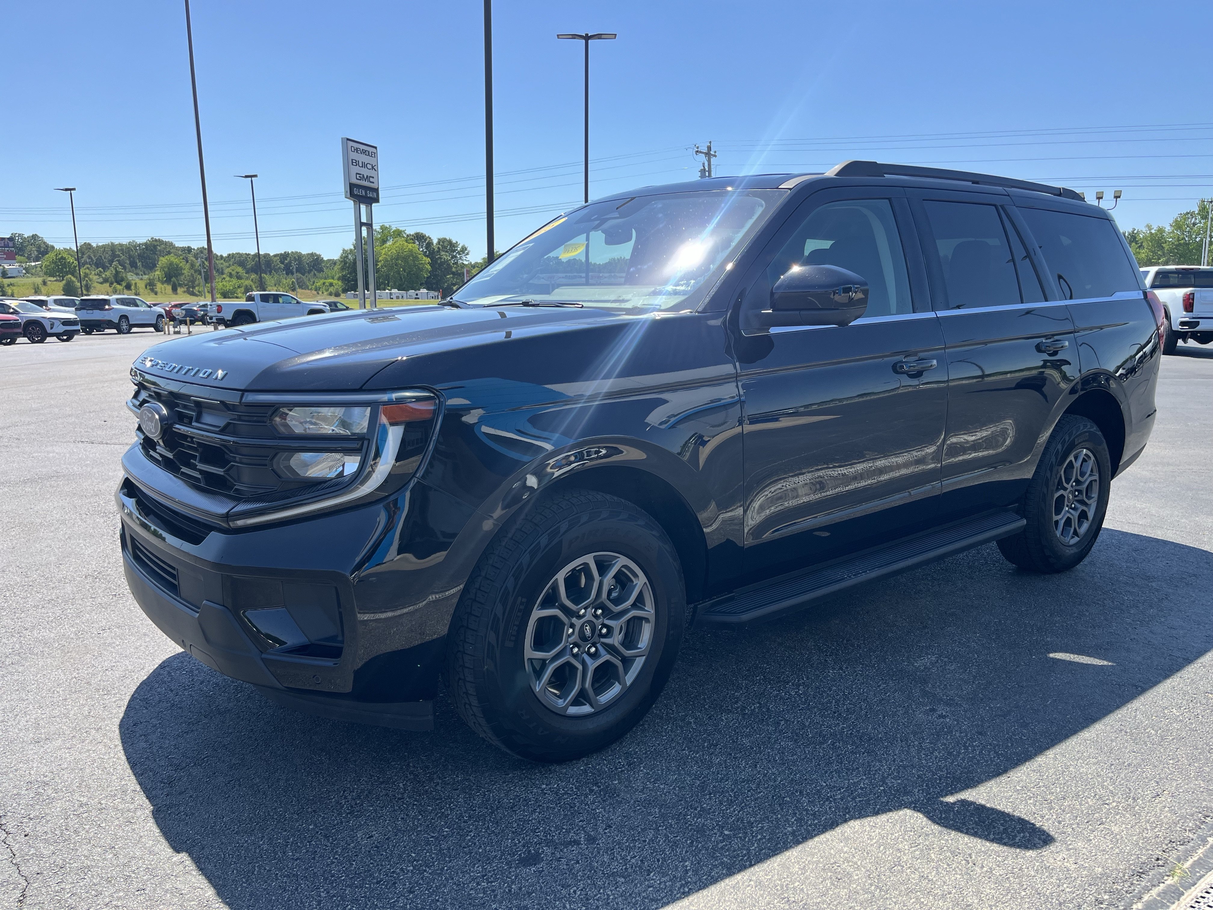Used 2025 Ford Expedition Active AWD/4WD image 1