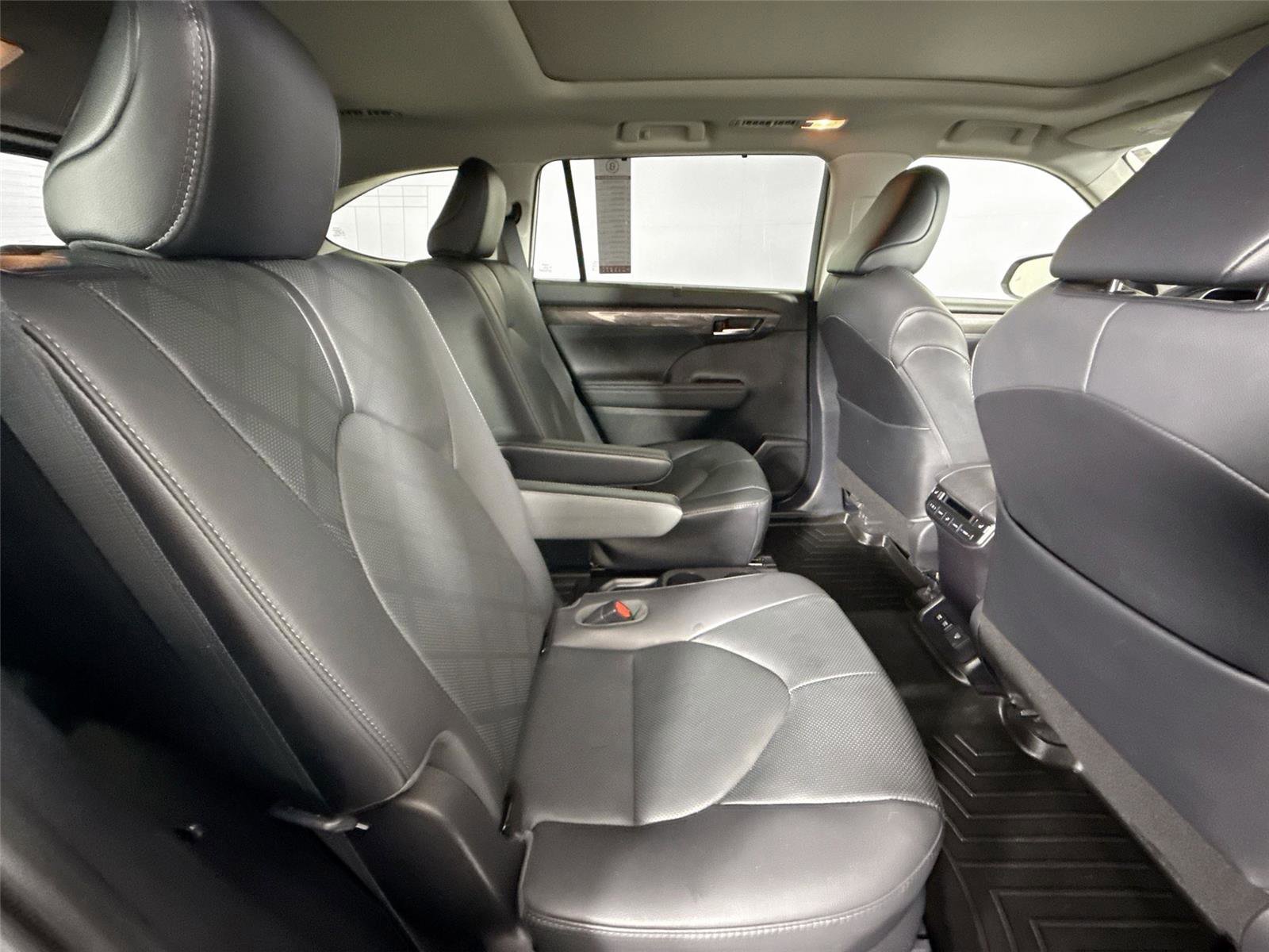 Certified 2021 Toyota Highlander Platinum AWD/4WD image 44