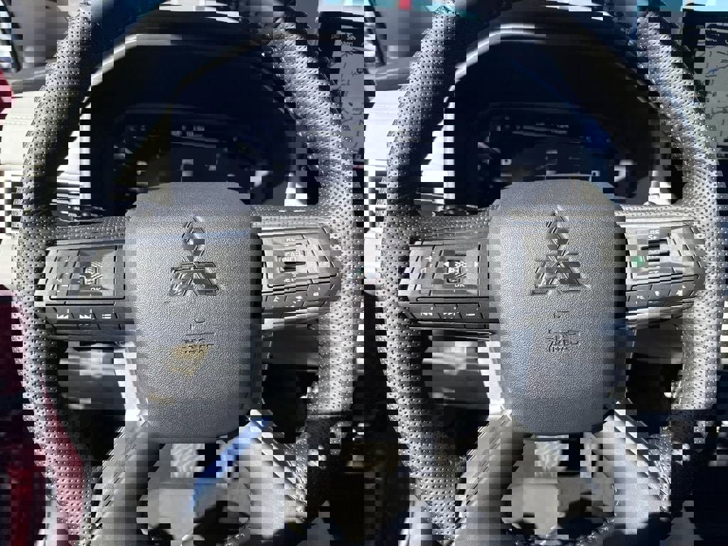 New 2025 Mitsubishi Outlander SE image 19