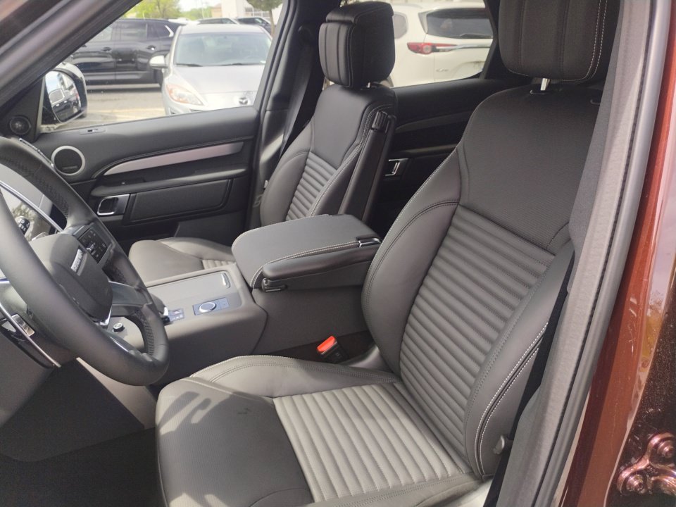 New 2026 Land Rover Discovery Limited Edition AWD/4WD image 30