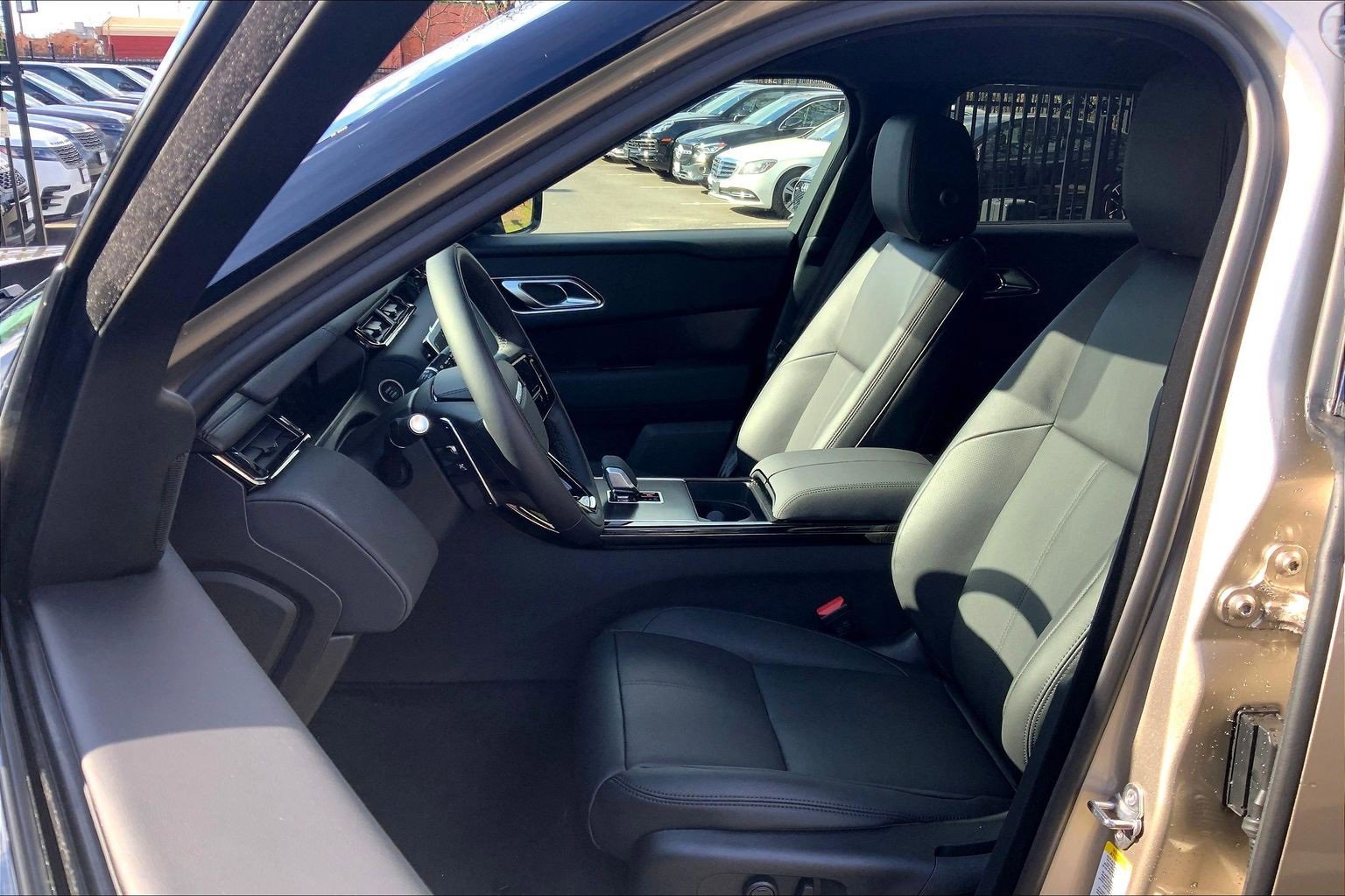 New 2026 Land Rover Range Rover Velar Dynamic SE image 9