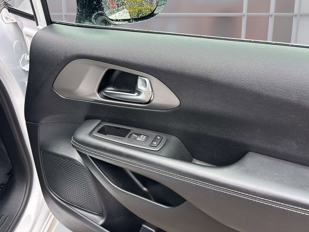 Used 2025 Chrysler Pacifica Select image 20