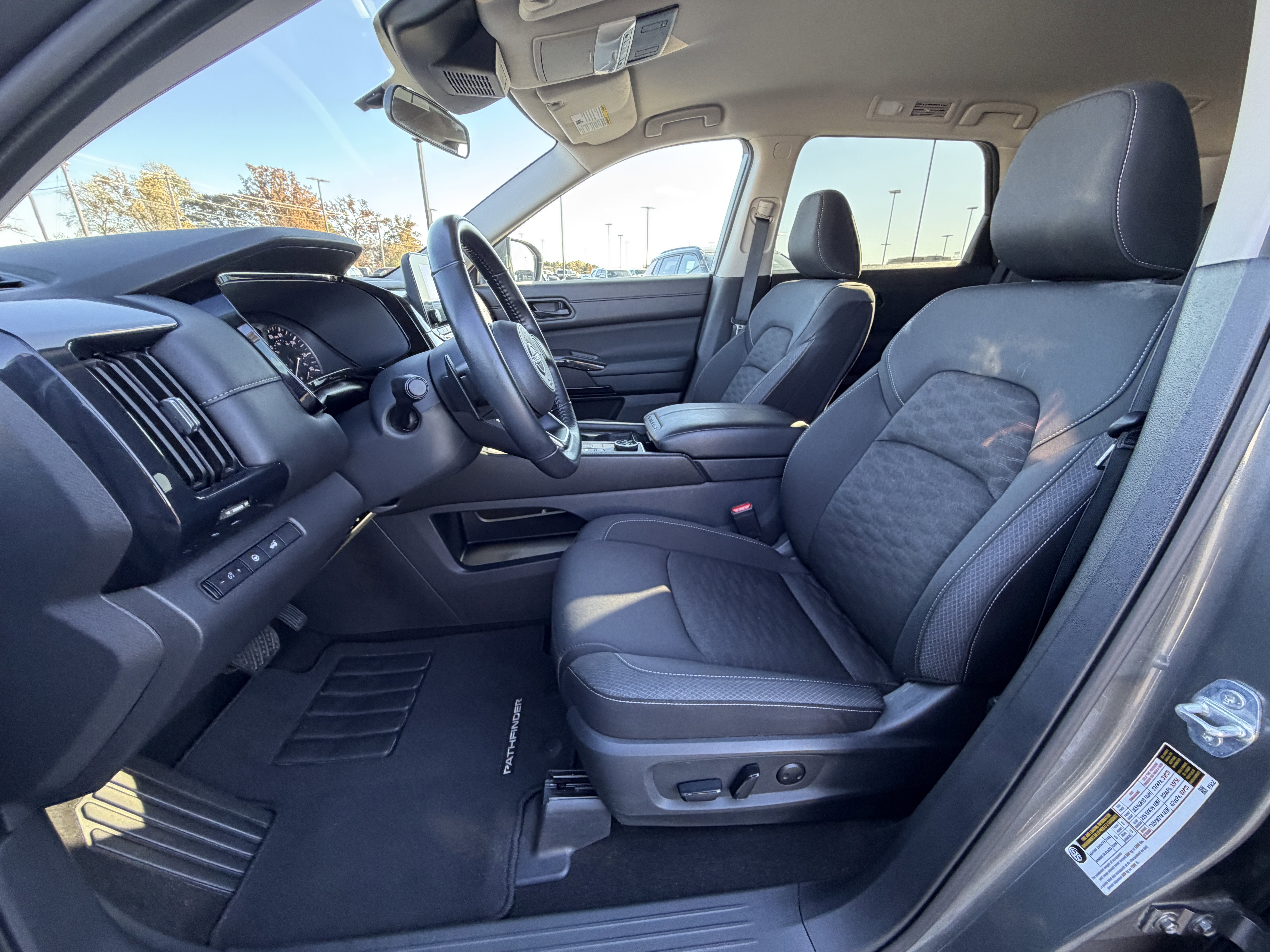 Used 2025 Nissan Pathfinder SV image 9