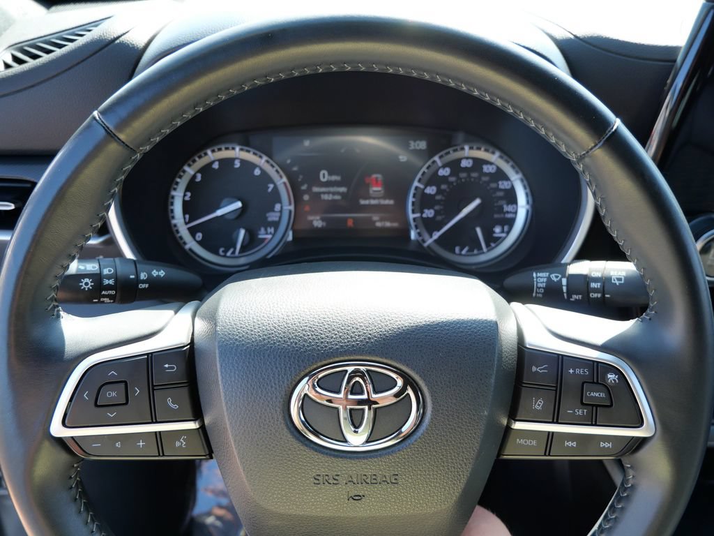 Used 2022 Toyota Highlander XSE AWD/4WD image 24