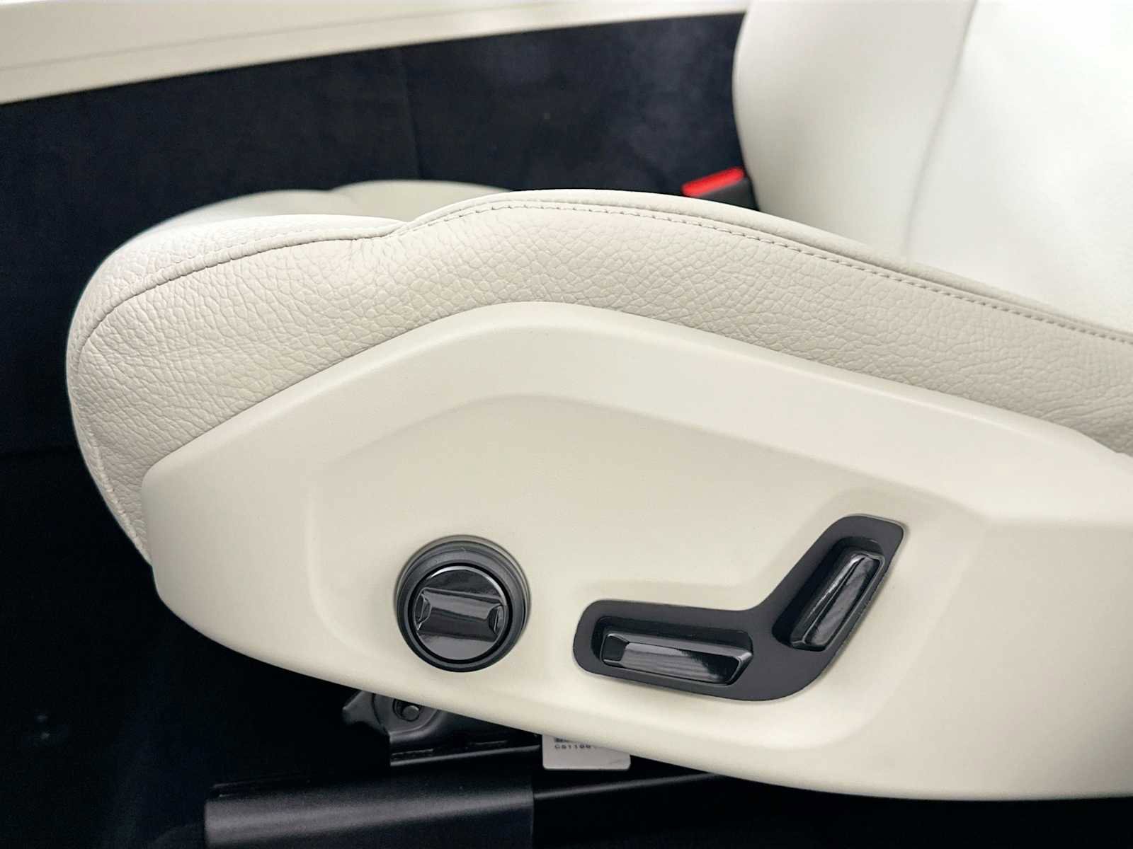 Certified 2025 Volvo XC60 T8 Plus w/ Protection Package Premier image 15