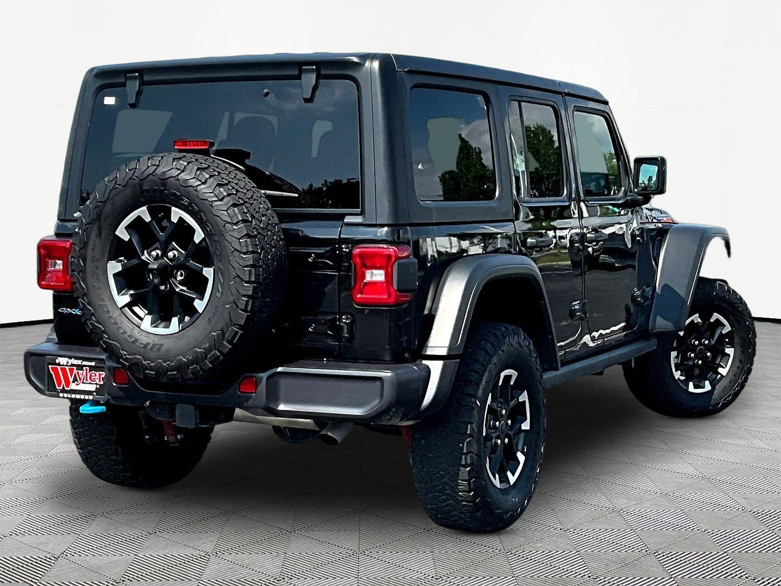 Used 2025 Jeep Wrangler Unlimited Rubicon 4xe w/ Convenience Group AWD/4WD image 6
