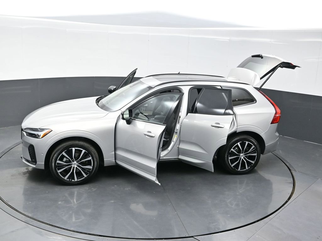Used 2025 Volvo XC60 B5 Plus image 33