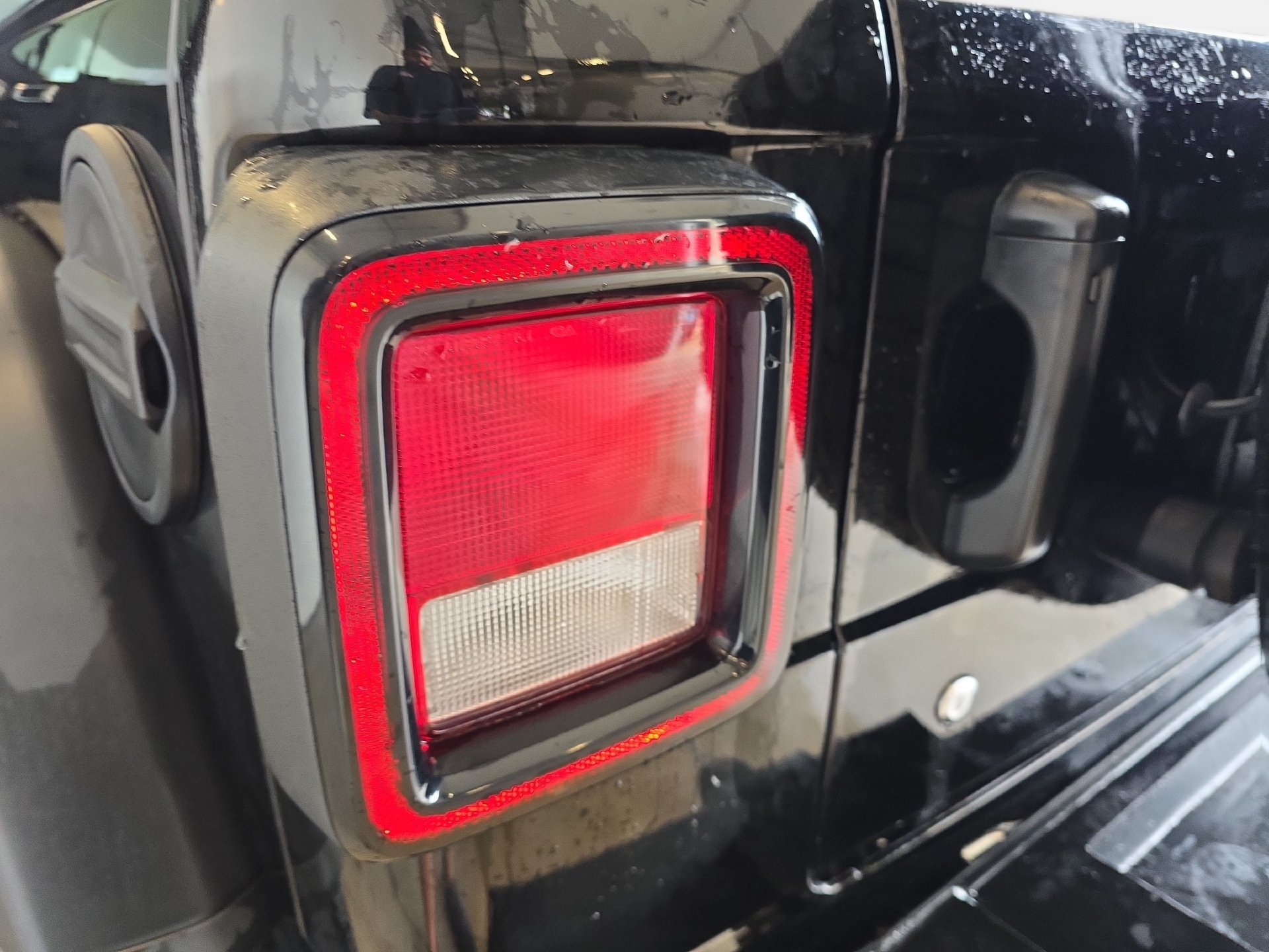 Used 2018 Jeep Wrangler Rubicon AWD/4WD image 31