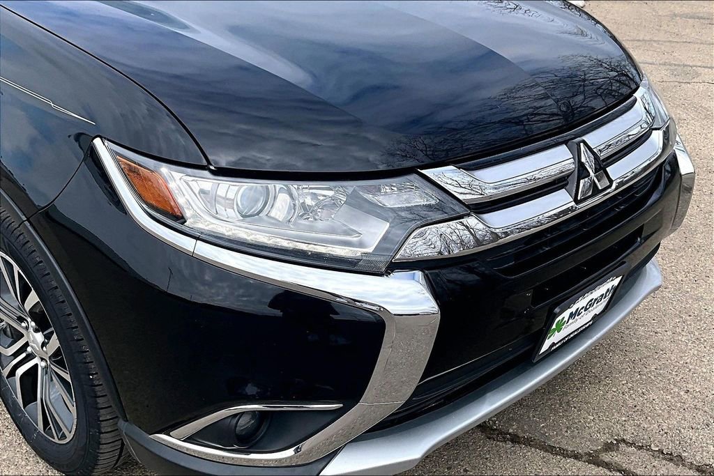 Used 2017 Mitsubishi Outlander SE image 29