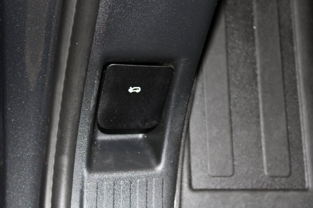 Used 2025 Land Rover Defender 110 X-Dynamic SE image 11