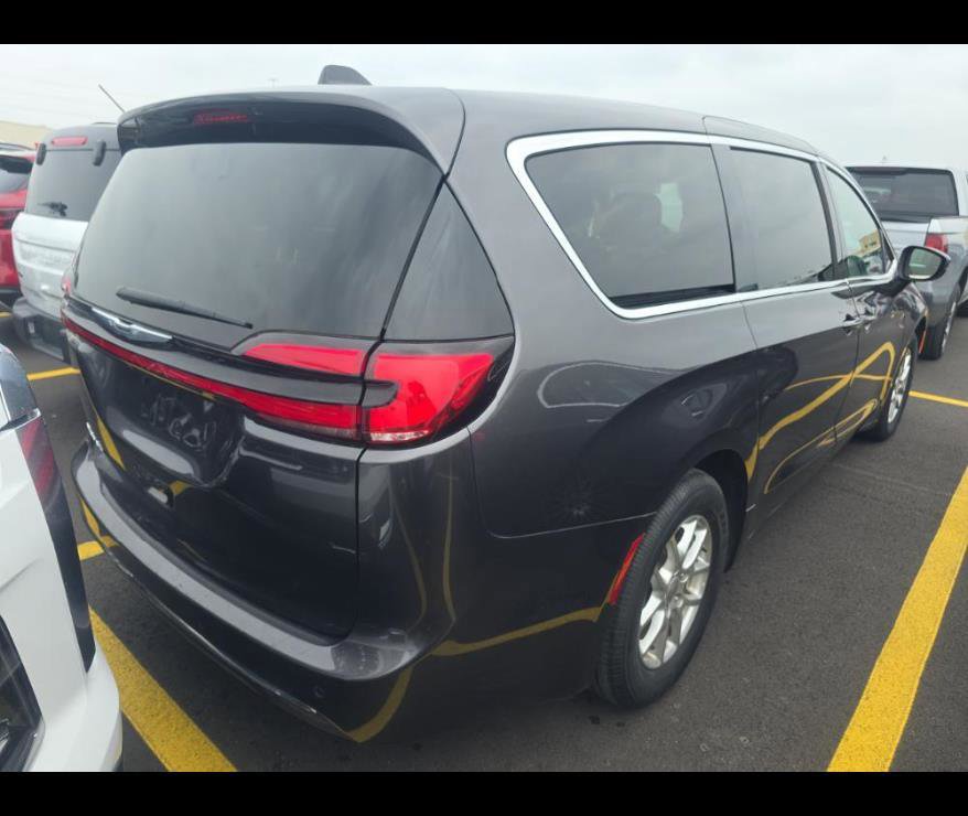 Used 2023 Chrysler Pacifica Touring-L FWD image 9