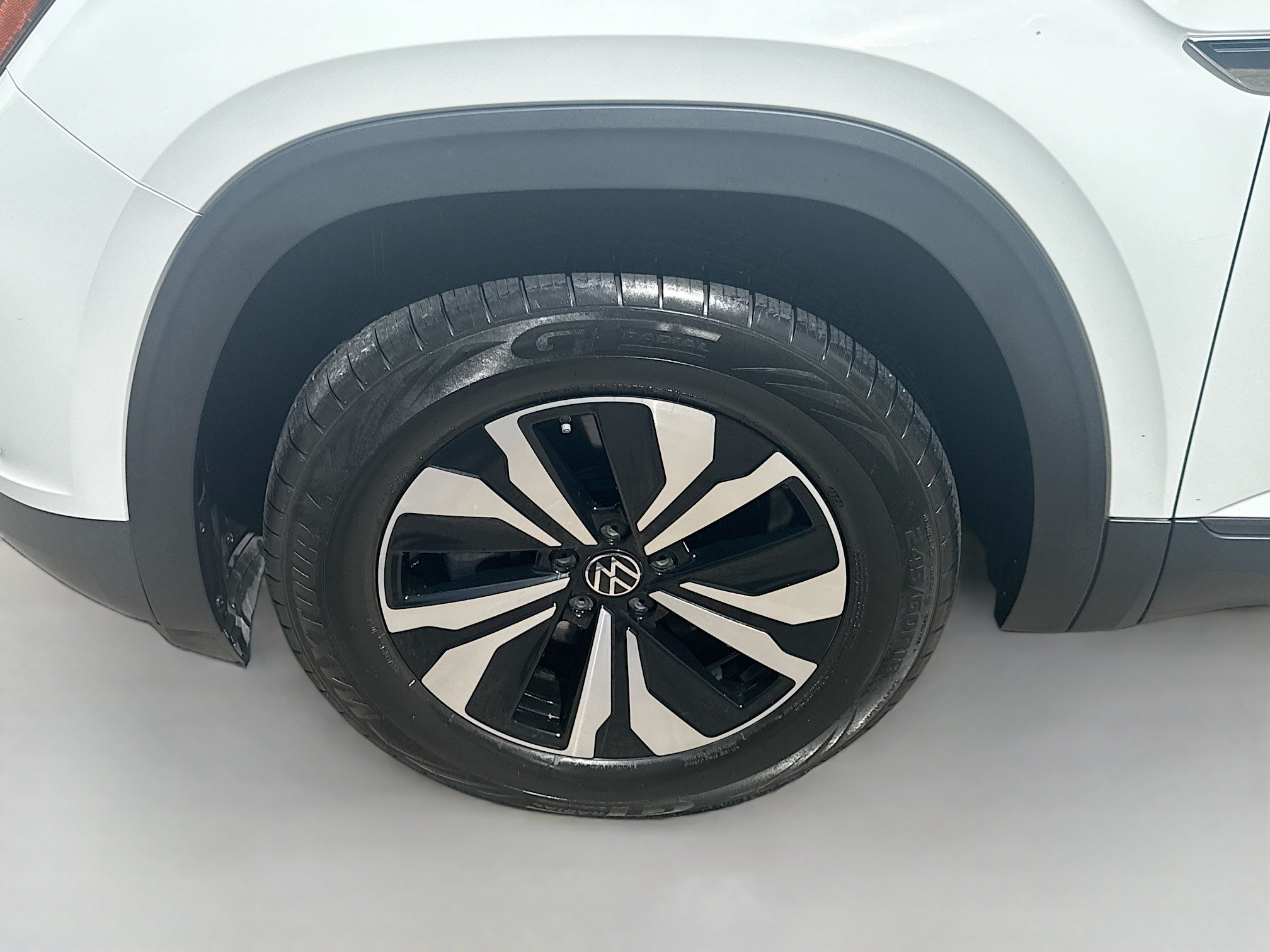 Certified 2024 Volkswagen Atlas Cross Sport SE FWD image 36