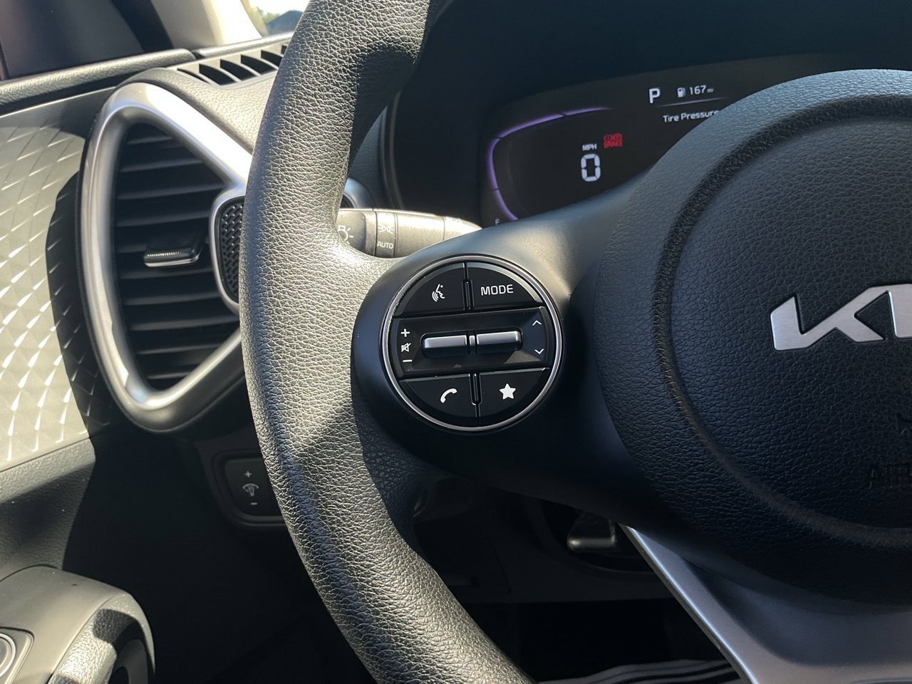 Used 2025 Kia Soul LX w/ LX Technology Package FWD image 31