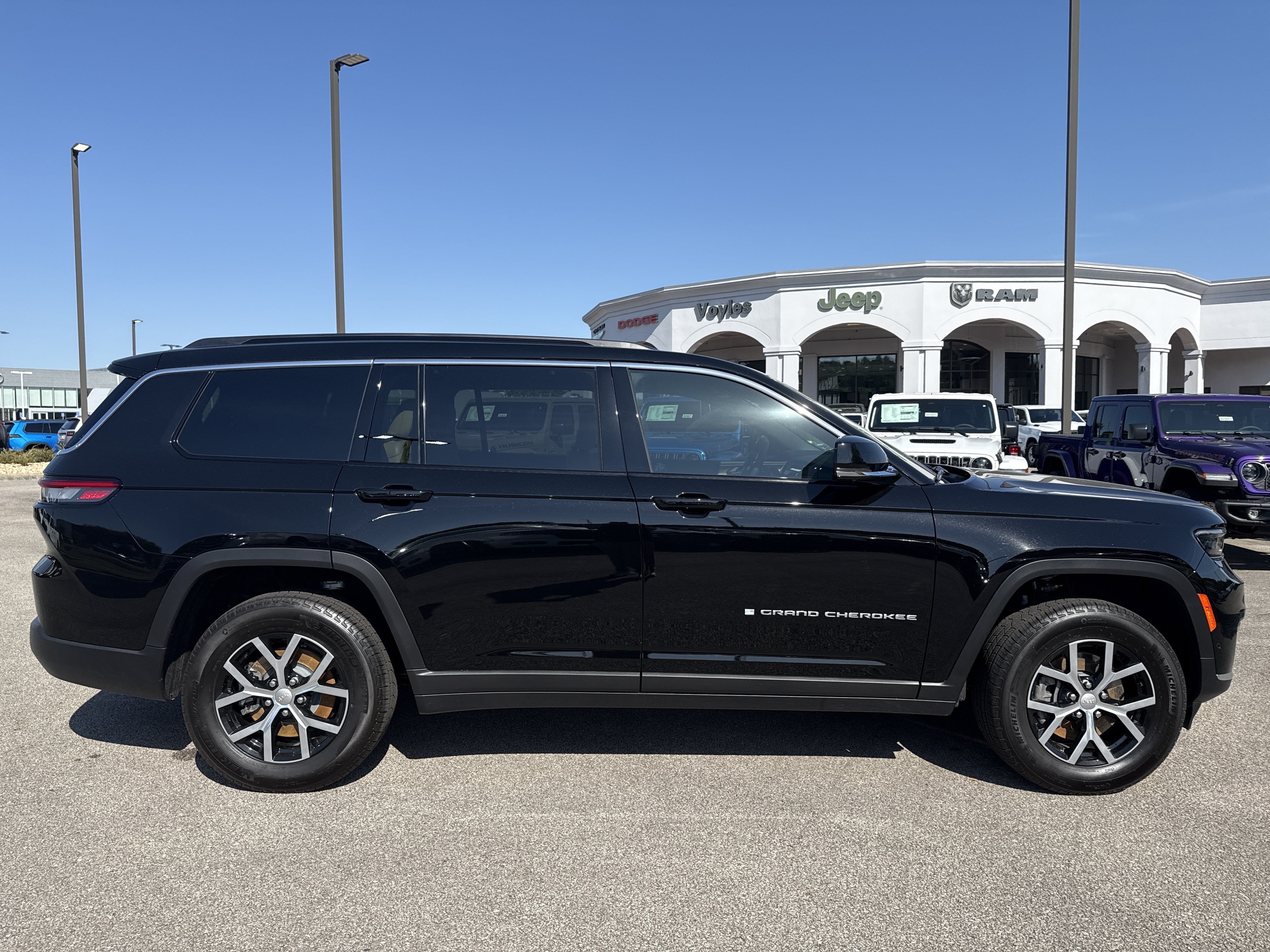 New 2025 Jeep Grand Cherokee L Limited w/ Luxury Tech Group II AWD/4WD image 8