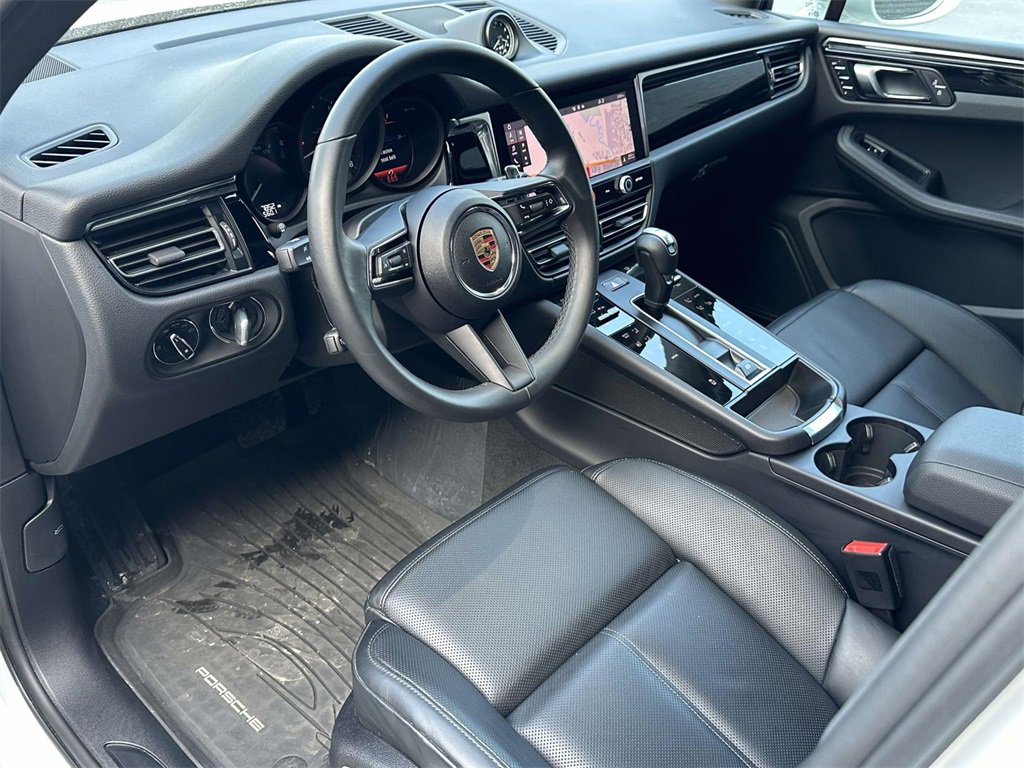 Certified 2025 Porsche Macan image 12