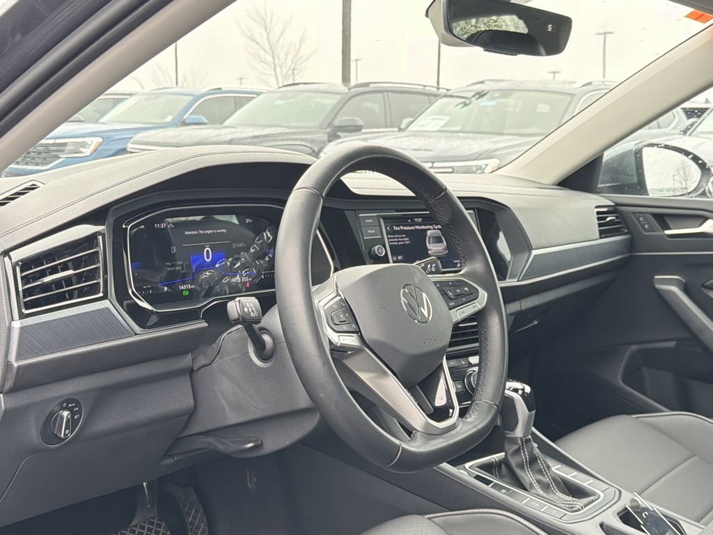 Used 2023 Volkswagen Jetta SE w/ Panoramic Sunroof Package image 10