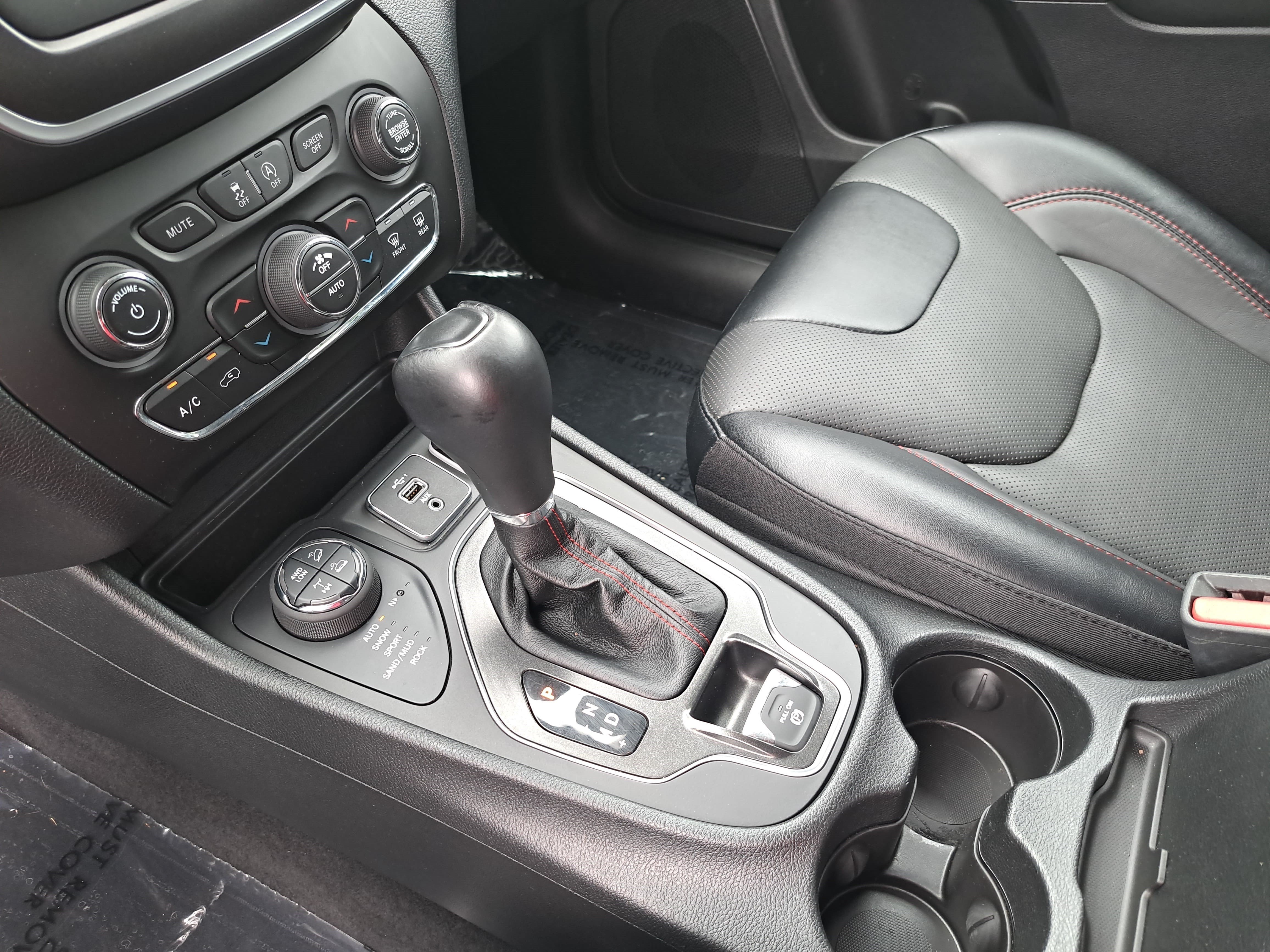Used 2022 Jeep Cherokee Trailhawk w/ Sun, Sound & Nav Group AWD/4WD image 24