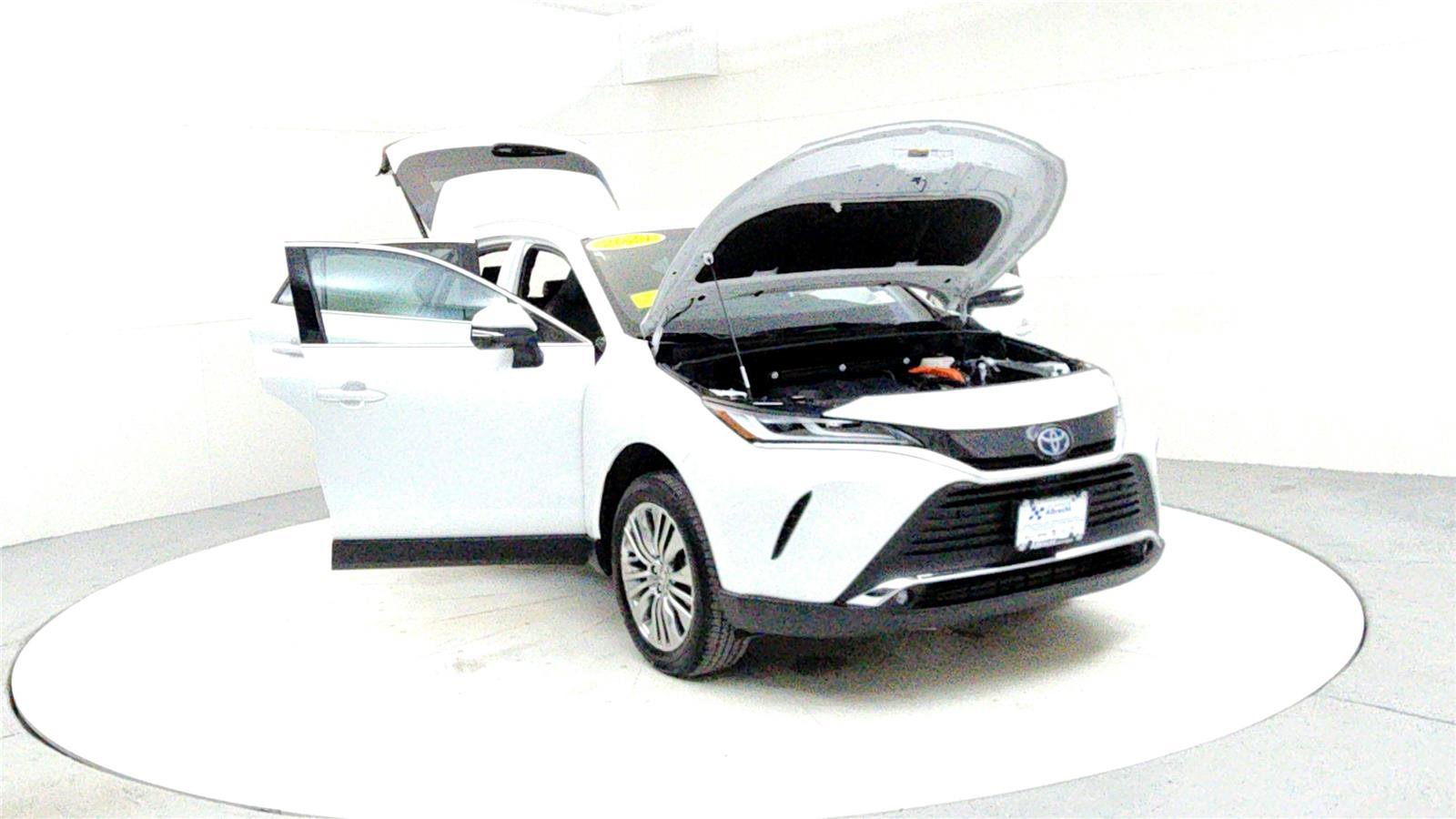 Used 2024 Toyota Venza XLE image 9