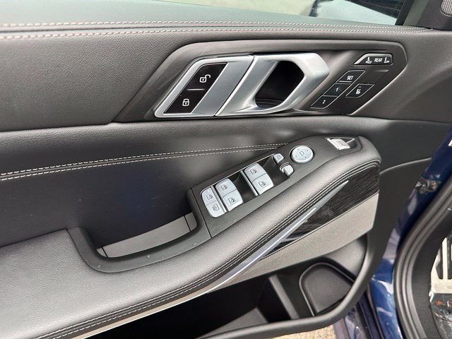 Used 2023 BMW X7 xDrive40i w/ M Sport Package AWD/4WD image 25