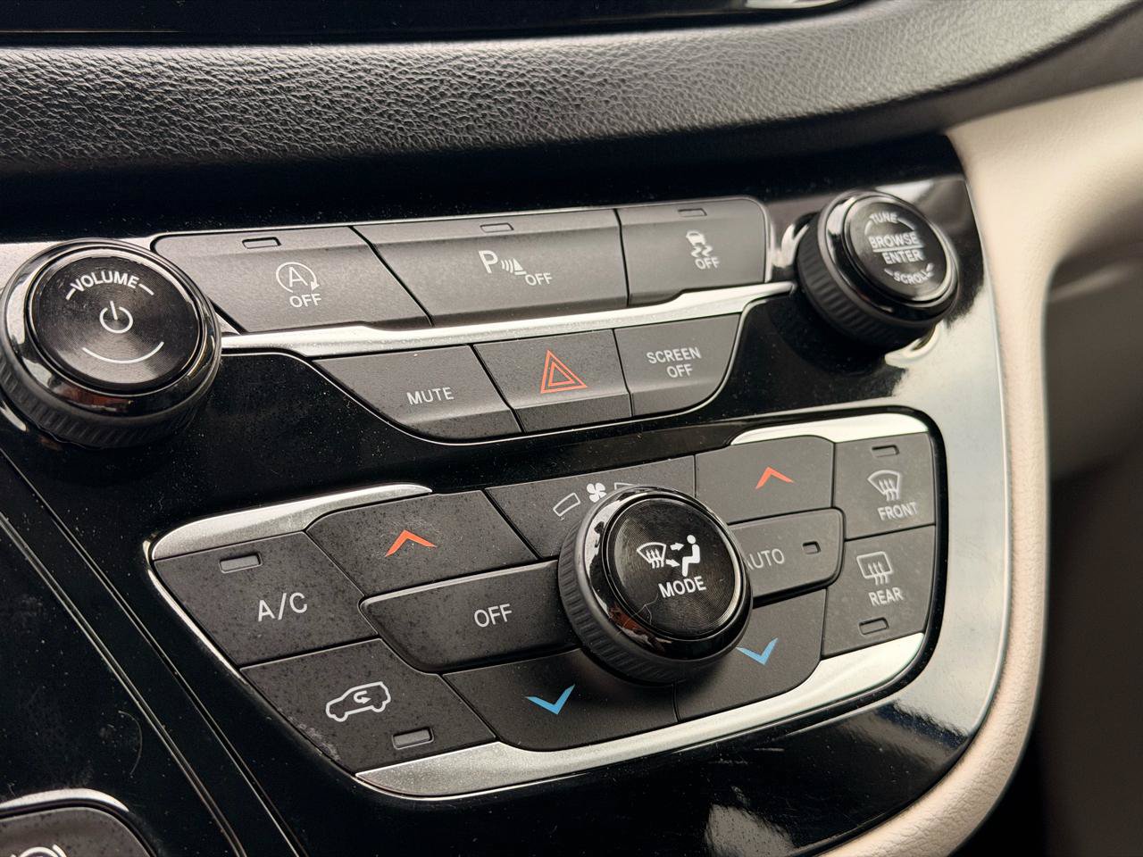 Used 2019 Chrysler Pacifica Touring-L FWD image 35