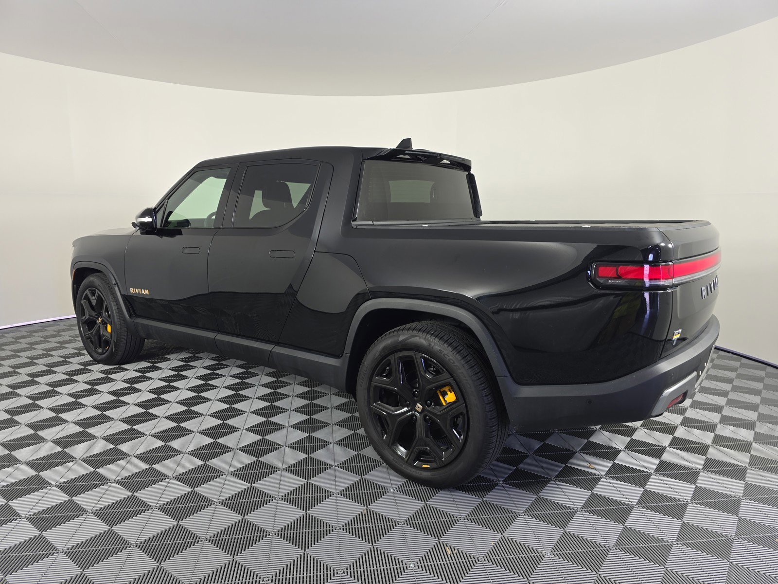 Used 2022 Rivian R1T Adventure image 3