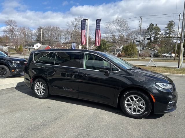 Used 2023 Chrysler Pacifica Touring-L image 5