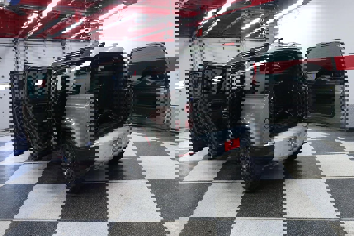 Used 2020 Land Rover Defender 110 SE image 32