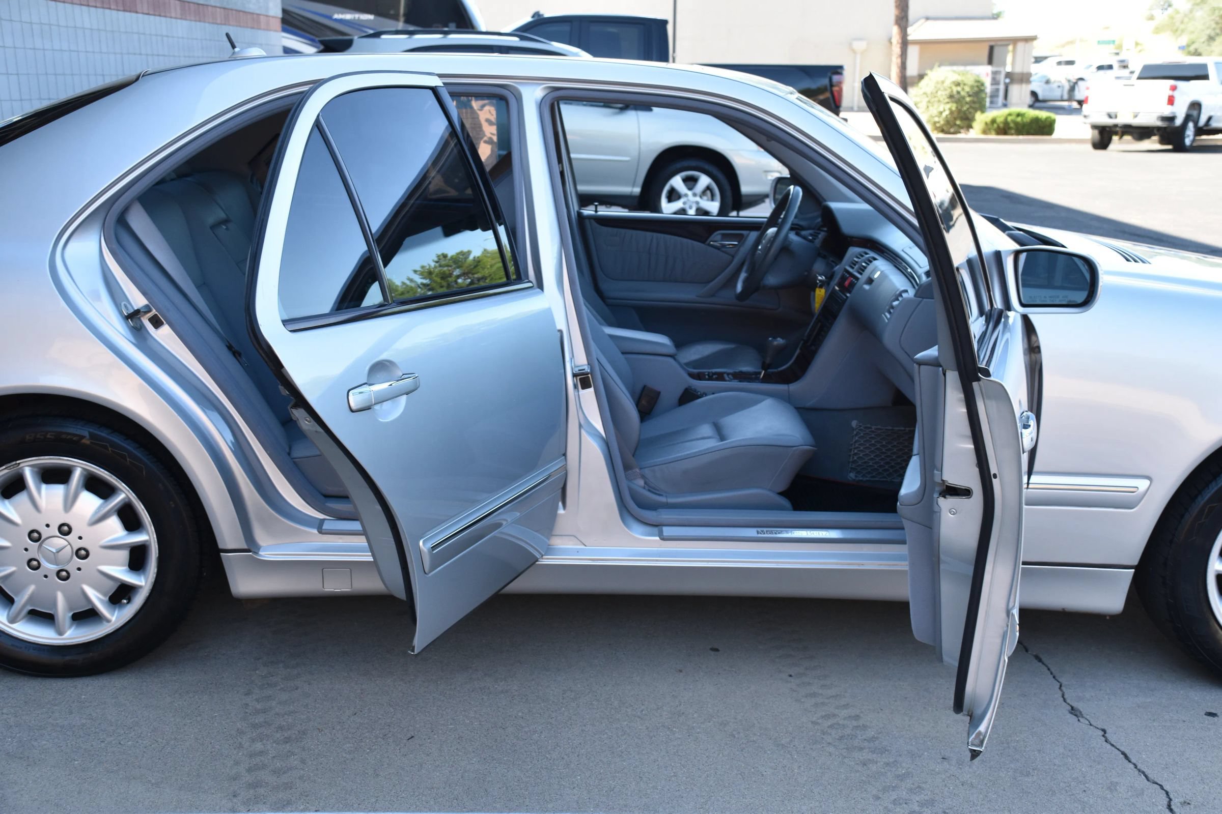 Used 2000 Mercedes-Benz E 320 Sedan image 21
