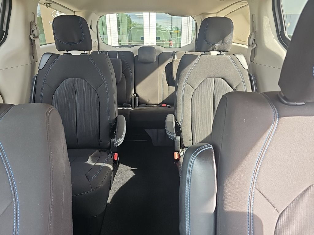 Used 2021 Chrysler Pacifica Touring FWD image 23