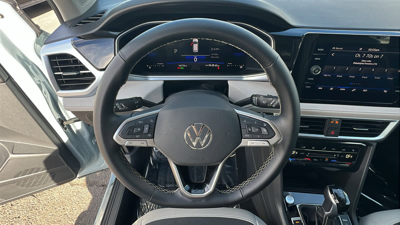 Used 2025 Volkswagen Taos SE w/ Panoramic Sunroof Package image 18