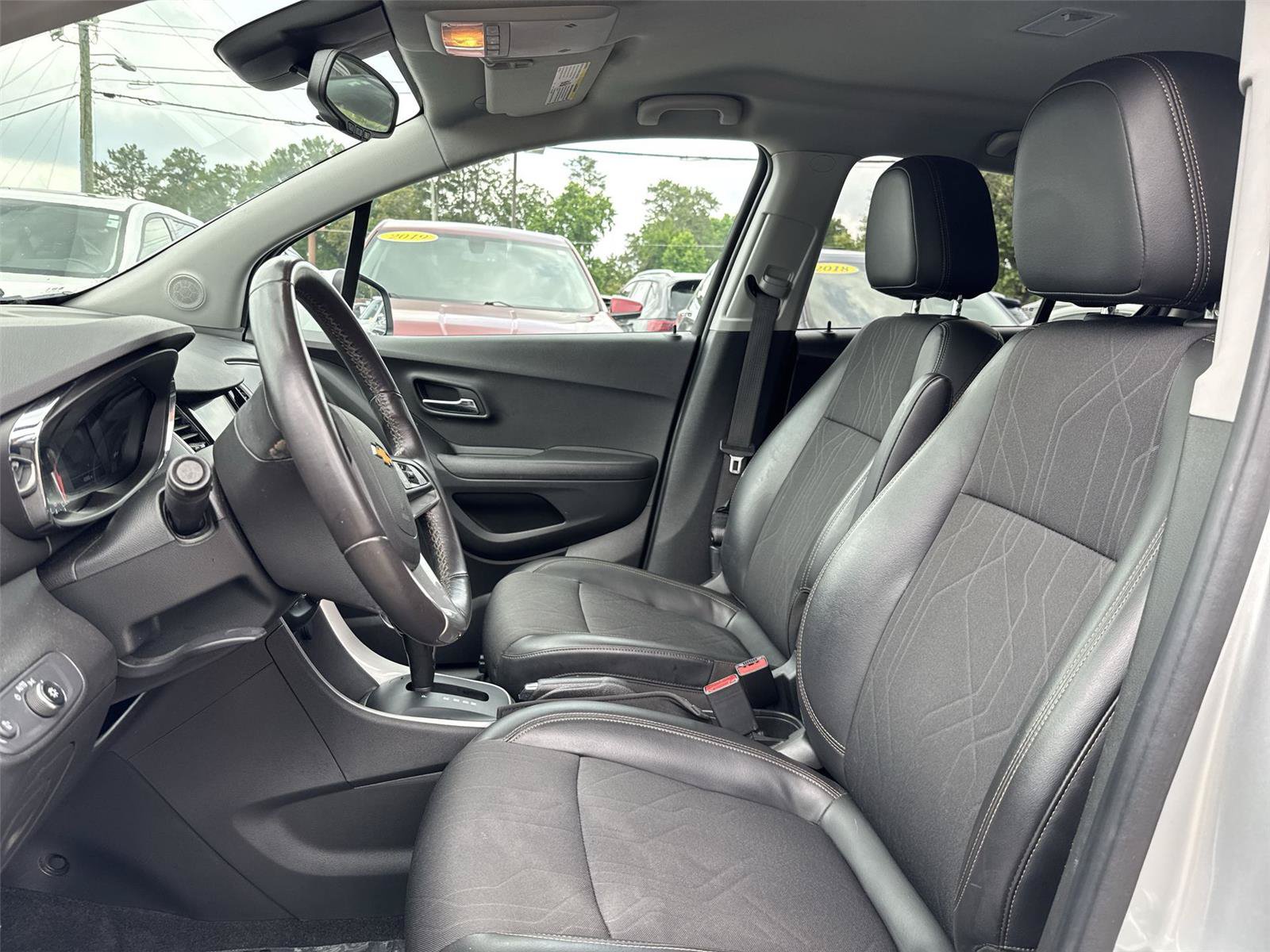 Used 2020 Chevrolet Trax LT w/ LT Convenience Package FWD image 13