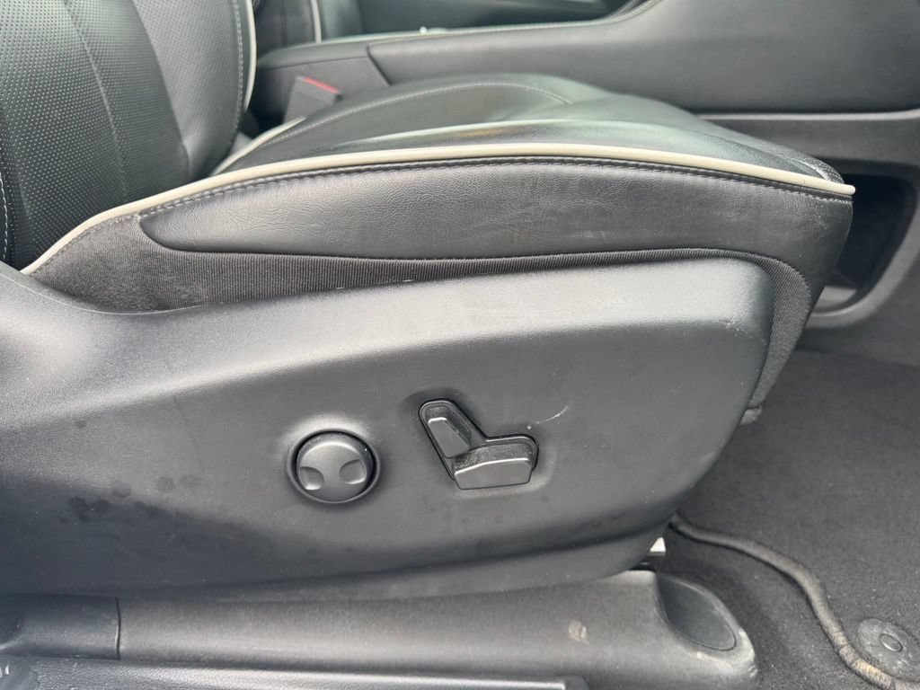 Used 2025 Chrysler Pacifica Limited FWD image 18