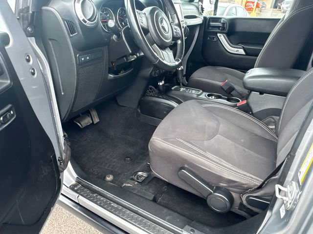 Used 2015 Jeep Wrangler Unlimited Rubicon w/ Max Tow Package image 7