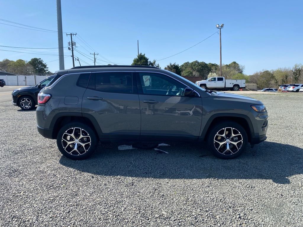 Used 2024 Jeep Compass Latitude image 2