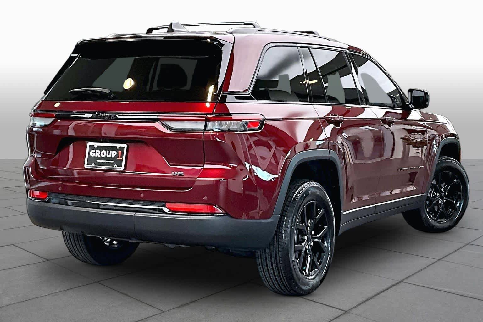 Used 2025 Jeep Grand Cherokee Altitude RWD image 13