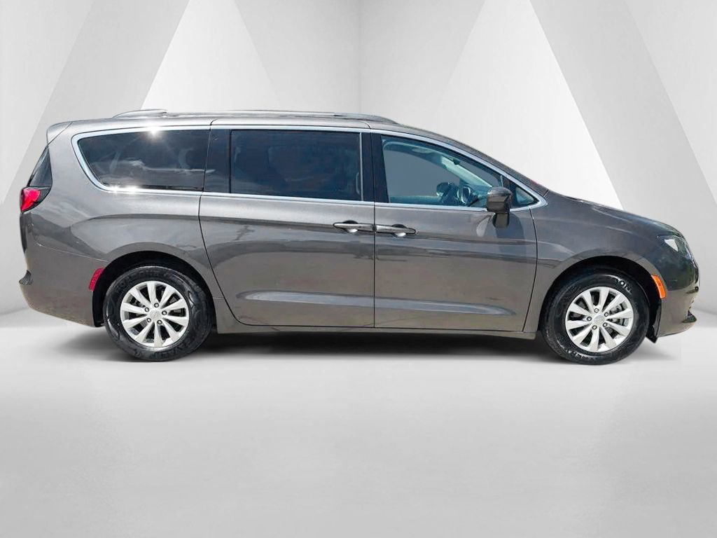 Used 2017 Chrysler Pacifica Touring w/ Tire & Wheel Group FWD image 8