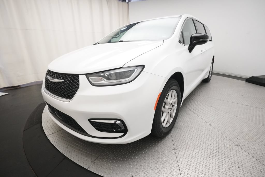 Used 2024 Chrysler Pacifica Touring-L FWD image 12