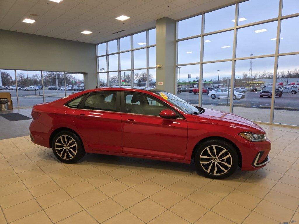 Used 2025 Volkswagen Jetta SE w/ Sunroof Package image 5