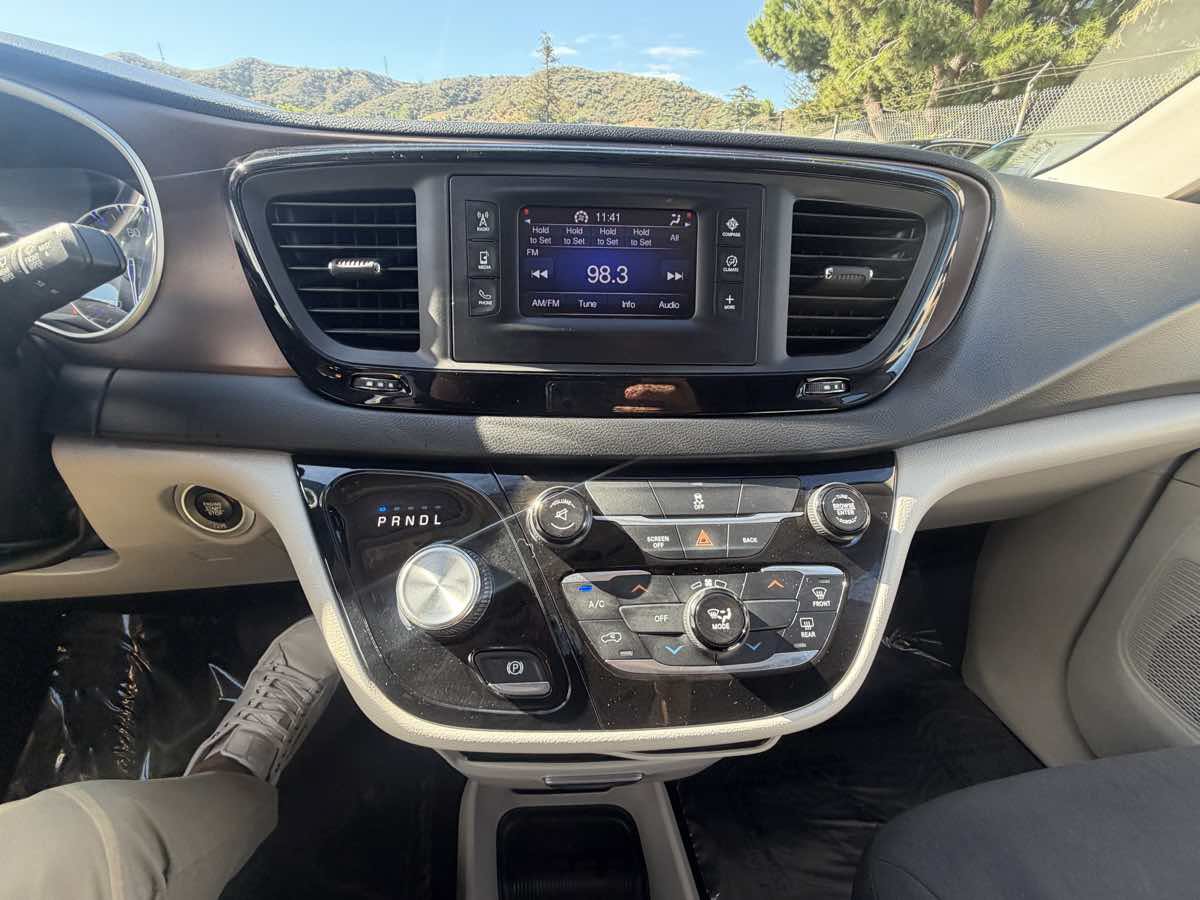 Used 2017 Chrysler Pacifica LX FWD image 13