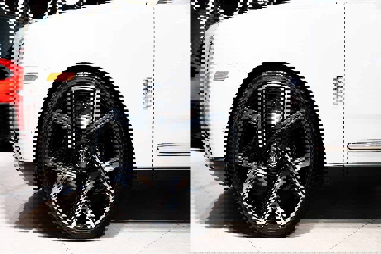 Used 2023 Rolls-Royce Cullinan w/ Cullinan Package image 30