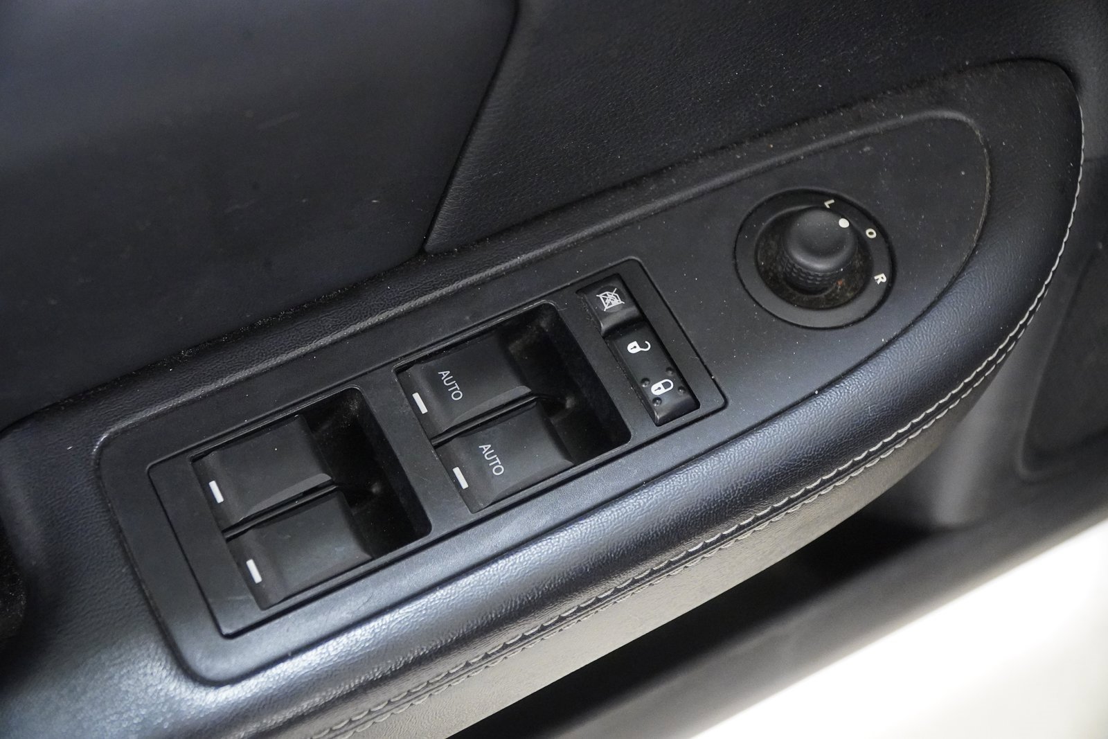 Used 2013 Chrysler 200 Limited image 16