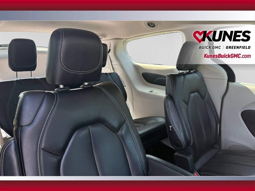 Used 2023 Chrysler Pacifica Touring-L FWD image 18