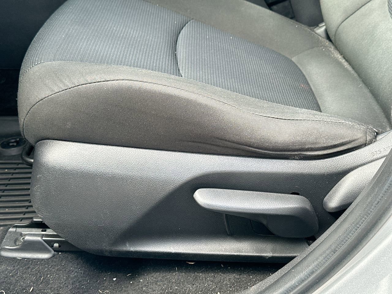 Used 2022 Toyota RAV4 LE image 17