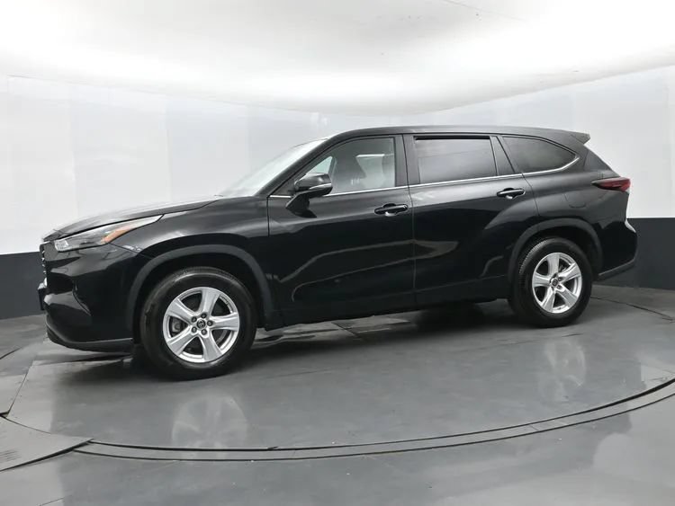 Used 2025 Toyota Highlander LE FWD image 5