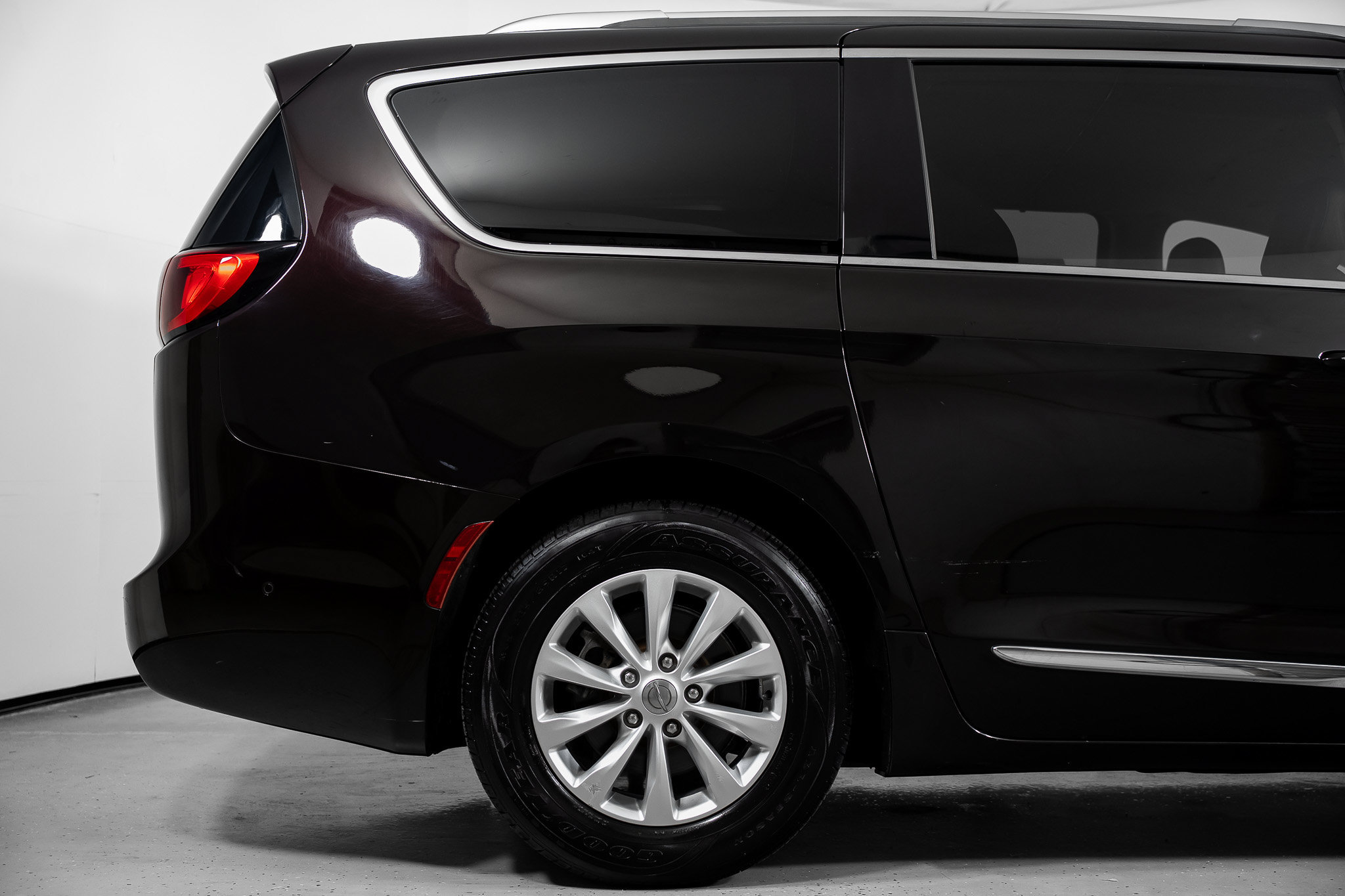 Used 2018 Chrysler Pacifica Touring-L w/ Advanced Safetytec Group FWD image 6