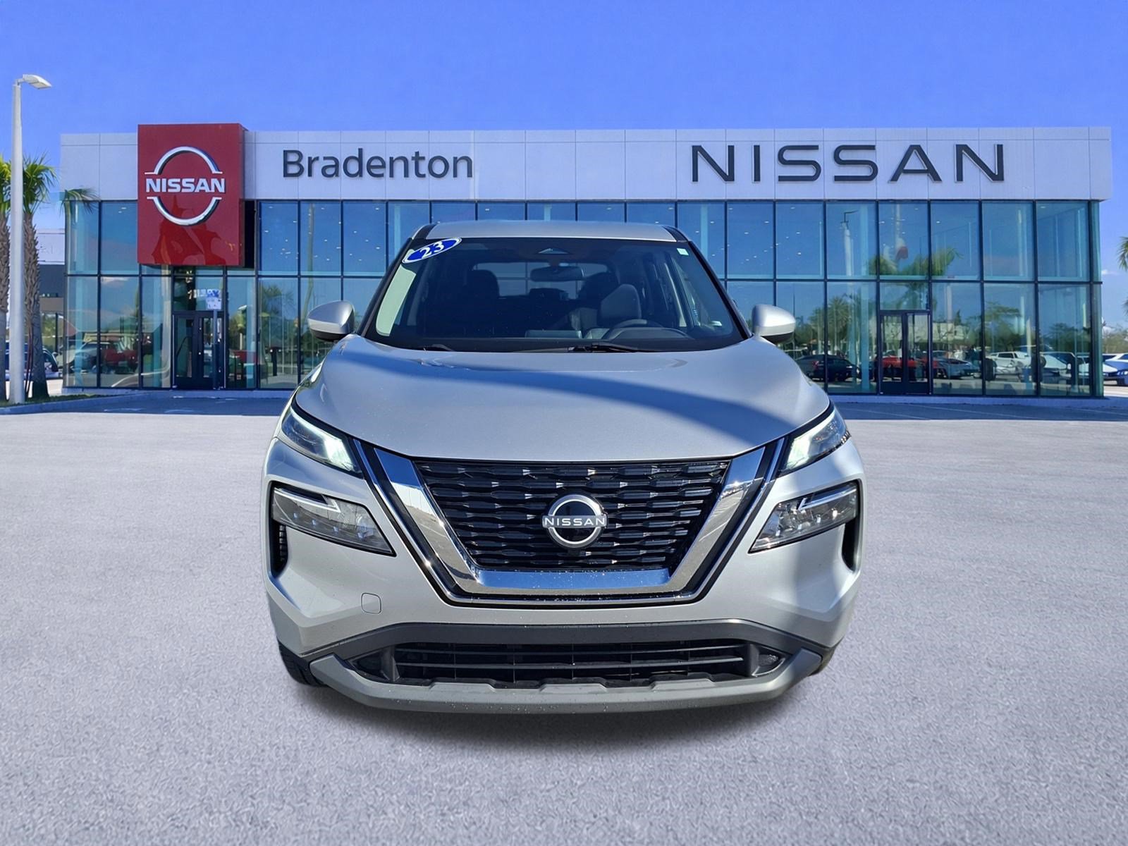 Used 2023 Nissan Rogue SV FWD image 2