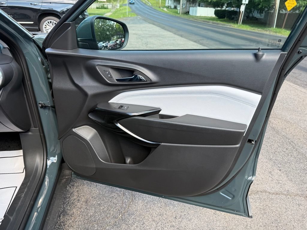 New 2026 Chevrolet Trax LT w/ LT Convenience Package FWD image 36