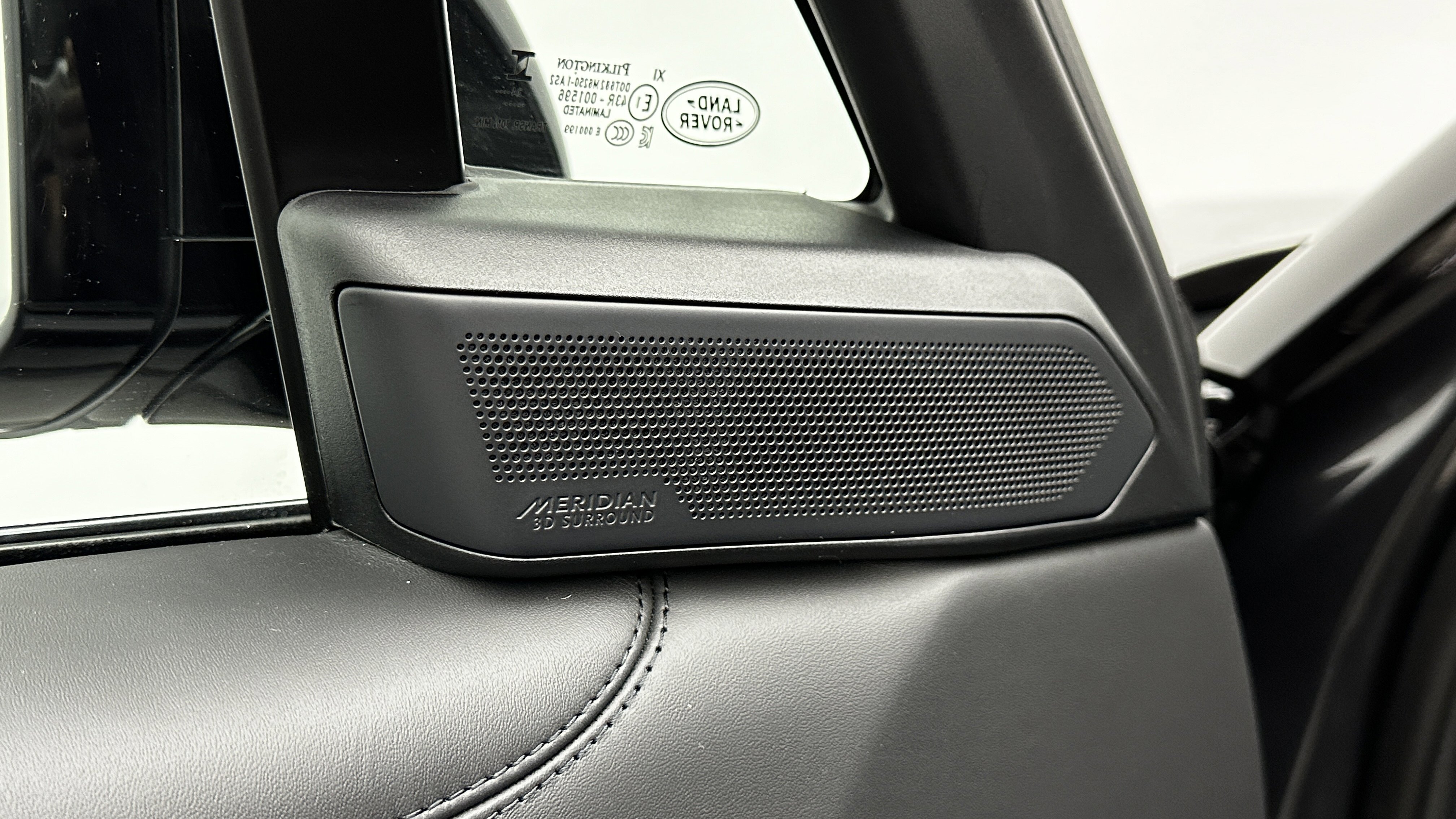 Used 2025 Land Rover Range Rover Long Wheelbase SE image 16